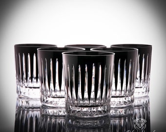 Vasos de whisky de cristal, diseño lineal, color negro.