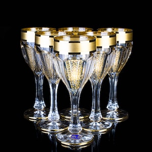 Kristallen wijnglasset, mooie wijnbekers, kristallen glaswerk, geëtste kristallen glazen, bruiloftchampagne, kristalglaswerk, geroosterde glazen