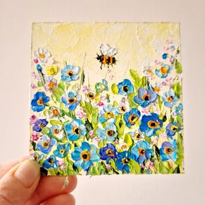 No me olvides Pintura Abeja Floral Arte Original Flor Pequeña Pintura Impasto 4" de Julia Datta