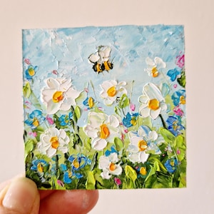 Pintura de margaritas, pintura de abejas, arte floral original, pintura pequeña de flores, impasto de 3 x 3 pulgadas de Julia Datta