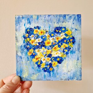 Arte ucraniano No me olvides Pintura Corazón amarillo y azul Floral Arte original Flor Pequeña pintura Impasto 5x5 "de Julia Datta