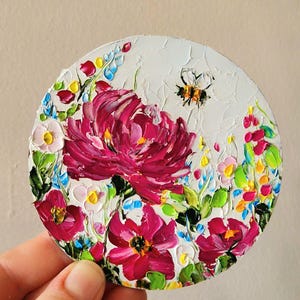 Pintura de rosas y abejas, pintura redonda con diseño floral original, pintura pequeña con flores, empastada, 5 pulgadas, de Julia Datta
