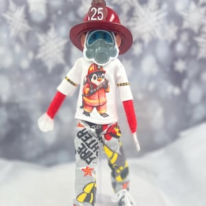 Traje de elfo bombero con camisa, pantalones, máscara y casco metálico. Ropa de elfo.