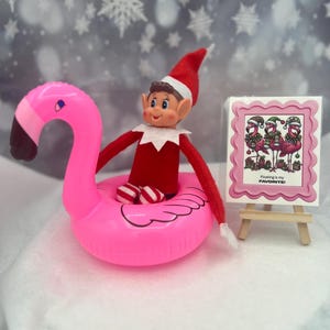 Boia de Flamingo Elfo: Acessório para boneca com placa laminada