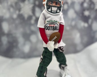 Traje de fútbol de elfo: casco, camiseta, pantalones y balón en miniatura