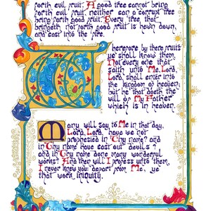 Pu&ograve; includere: Pagina di manoscritto miniato con bordi ornati e calligrafia. Il testo &egrave; in inglese, con lettere maiuscole decorative e decorazioni. La tavolozza dei colori comprende blu, oro, rosso e verde.