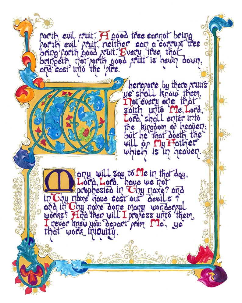 Pu&ograve; includere: Pagina di manoscritto miniato con bordi ornati e calligrafia. Il testo &egrave; in inglese, con lettere maiuscole decorative e decorazioni. La tavolozza dei colori comprende blu, oro, rosso e verde.