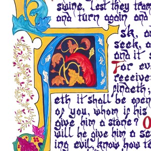 K&ouml;nnte beinhalten: Eine Seite aus einem illuminierten Manuskript mit kunstvoller Kalligraphie. Die Seite zeigt einen gro&szlig;en, verzierten Anfangsbuchstaben mit einem Design aus roten, orangefarbenen und gelben Bl&auml;ttern. Der Text ist in dunkelblauer Tinte, mit roten Worten.