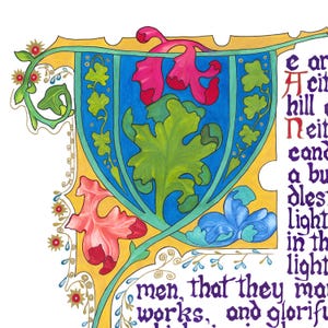 K&ouml;nnte beinhalten: Nahaufnahme einer farbenfrohen Seite eines illuminierten Manuskripts. Das Design zeigt eine blaue Schildform mit gr&uuml;nen, rosa und blauen floralen Elementen. Der Text ist in Lila und Schwarz gehalten, mit den Worten "men, that they may works, and glorify".