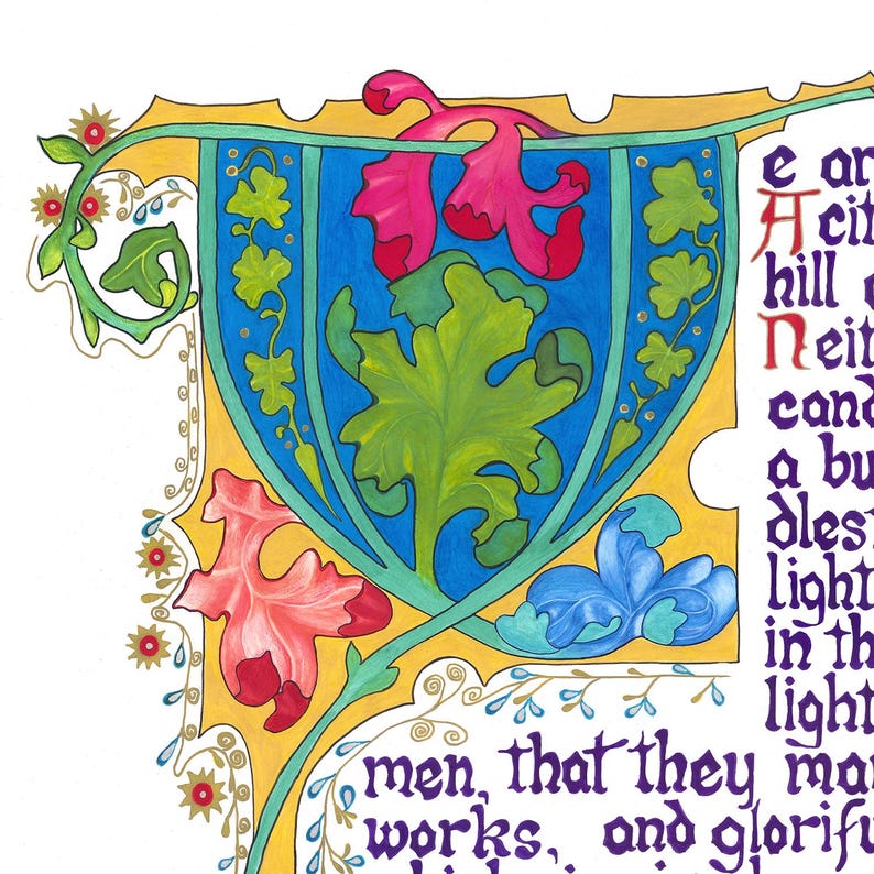 K&ouml;nnte beinhalten: Nahaufnahme einer farbenfrohen Seite eines illuminierten Manuskripts. Das Design zeigt eine blaue Schildform mit gr&uuml;nen, rosa und blauen floralen Elementen. Der Text ist in Lila und Schwarz gehalten, mit den Worten "men, that they may works, and glorify".