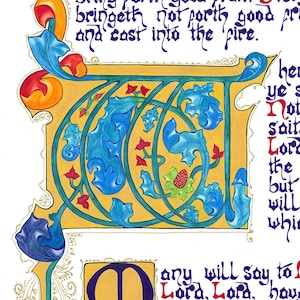 Pu&ograve; includere: Primo piano di una pagina di manoscritto miniato dipinta a mano. L'opera presenta una grande lettera 'O' ornata con intricati disegni di foglie blu e verdi, bacche rosse e dettagli dorati. Il testo include le parole "bringeth not forth good" e "Lord, Lord".