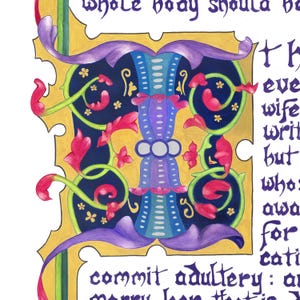 Pu&ograve; includere: Una pagina di manoscritto miniata con lettere ornate e una grande lettera iniziale stilizzata. Il design presenta un bordo dorato, uno sfondo blu scuro e colori vivaci tra cui rosso, viola e verde. Il testo include le parole "whole body" e "commit adultery".