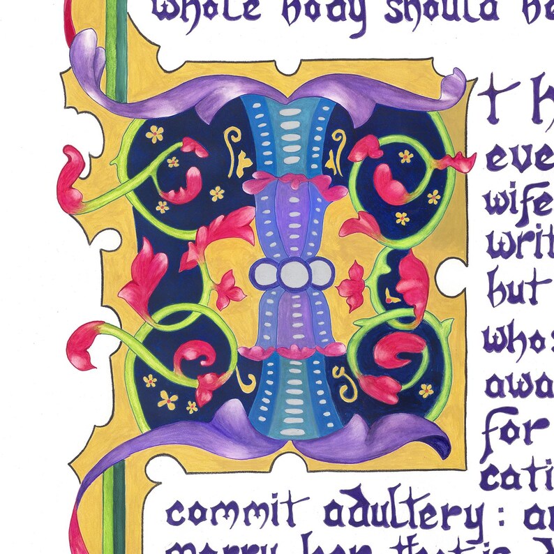 Pu&ograve; includere: Una pagina di manoscritto miniata con lettere ornate e una grande lettera iniziale stilizzata. Il design presenta un bordo dorato, uno sfondo blu scuro e colori vivaci tra cui rosso, viola e verde. Il testo include le parole "whole body" e "commit adultery".