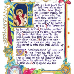 Puede incluir: Una p&aacute;gina de manuscrito iluminado con bordes ornamentados en oro, azul y rojo. El texto central est&aacute; en escritura negra, con una representaci&oacute;n de Jes&uacute;s y figuras. Los elementos decorativos incluyen &aacute;ngeles y motivos florales.