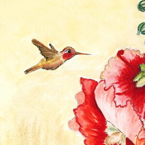 Op de afbeelding: Een aquarelillustratie van een kleine kolibrie met bruine vleugels en een rode keelvlek die in de lucht zweeft. Rechts is een grote, levendige rode bloem met gegolfde bloemblaadjes en groene bladeren afgebeeld tegen een lichtgele achtergrond.
