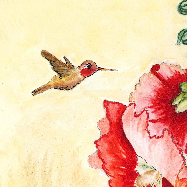 Op de afbeelding: Een aquarelillustratie van een kleine kolibrie met bruine vleugels en een rode keelvlek die in de lucht zweeft. Rechts is een grote, levendige rode bloem met gegolfde bloemblaadjes en groene bladeren afgebeeld tegen een lichtgele achtergrond.