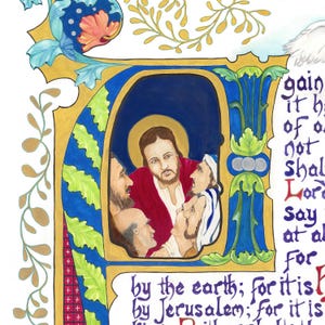 Puede incluir: P&aacute;gina de manuscrito iluminado con una imagen central de Jes&uacute;s rodeado de varias figuras. La imagen est&aacute; enmarcada dentro de una gran letra 'E' ornamentada en azul y dorado, con adornos florales y foliares. Texto visible a la derecha e inferior.
