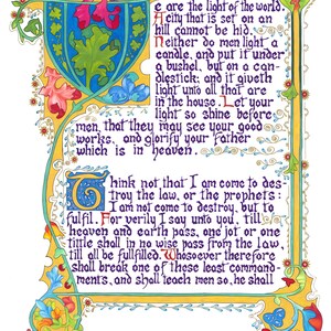 K&ouml;nnte beinhalten: Eine illuminierte Manuskriptseite mit dekorativen R&auml;ndern und Kalligraphie. Der Text, in eleganter Schrift, lautet &bdquo;e are the light of the world&ldquo;. Das Kunstwerk zeigt Farbt&ouml;ne von Blau, Rot, Gr&uuml;n und Gelb mit floralen Mustern.