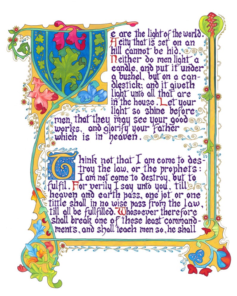 K&ouml;nnte beinhalten: Eine illuminierte Manuskriptseite mit dekorativen R&auml;ndern und Kalligraphie. Der Text, in eleganter Schrift, lautet &bdquo;e are the light of the world&ldquo;. Das Kunstwerk zeigt Farbt&ouml;ne von Blau, Rot, Gr&uuml;n und Gelb mit floralen Mustern.