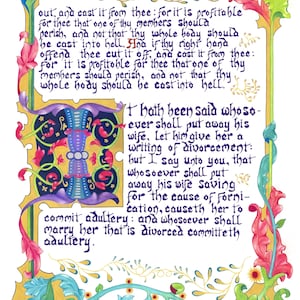 Pu&ograve; includere: Pagina di manoscritto miniato con bordi floreali ornati in blu, rosa, verde e oro. Il testo &egrave; in una scrittura stilizzata, con una grande lettera iniziale decorata. La pagina contiene testo biblico.