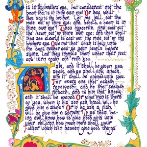 K&ouml;nnte beinhalten: Eine illuminierte Manuskriptseite mit verzierten R&auml;ndern in Blau, Orange und Gelb. Der Text ist in eleganter Kalligraphie gehalten, wobei die ersten Buchstaben jedes Absatzes hervorgehoben sind. Die Seite zeigt florale und blattartige Designs, mit einer zentralen Illustration in einem blauen und goldenen Rahmen.