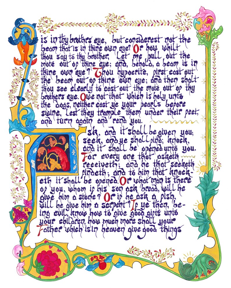 K&ouml;nnte beinhalten: Eine illuminierte Manuskriptseite mit verzierten R&auml;ndern in Blau, Orange und Gelb. Der Text ist in eleganter Kalligraphie gehalten, wobei die ersten Buchstaben jedes Absatzes hervorgehoben sind. Die Seite zeigt florale und blattartige Designs, mit einer zentralen Illustration in einem blauen und goldenen Rahmen.