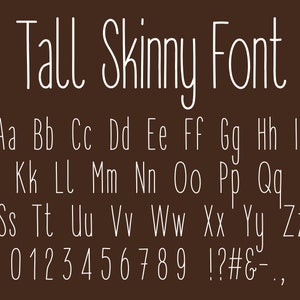 Könnte beinhalten: Ein weißes Schriftalphabet mit den Worten "Tall Skinny Font" oben. Das Alphabet enthält Groß- und Kleinbuchstaben, Zahlen und Satzzeichen.