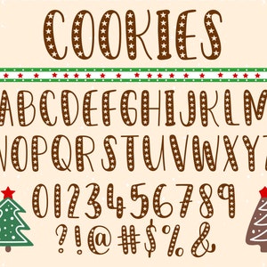 Puede incluir: Letras y números del alfabeto de color marrón con forma de galleta con acentos de estrellas blancas. Las letras deletrean "COOKIES" en la parte superior. El alfabeto incluye letras mayúsculas, números del 0 al 9 y signos de puntuación. Las letras están sobre un fondo beige claro.