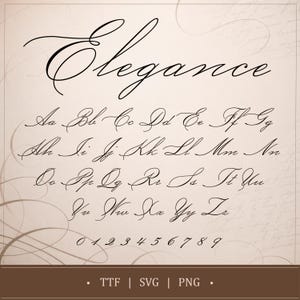Può includere: Un font digitale chiamato "Elegance" in corsivo. L'immagine mostra l'intero alfabeto, maiuscole e minuscole, insieme ai numeri 0-9. Il font è nero su sfondo beige con volute decorative.
