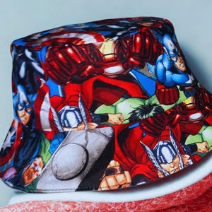 Cappello da pescatore reversibile da supereroe/Cappello da festa a tema cinematografico/Cappello da fan del cinema/Cappello a tema per fan dei fumetti/Cappello a tema dei cartoni animati