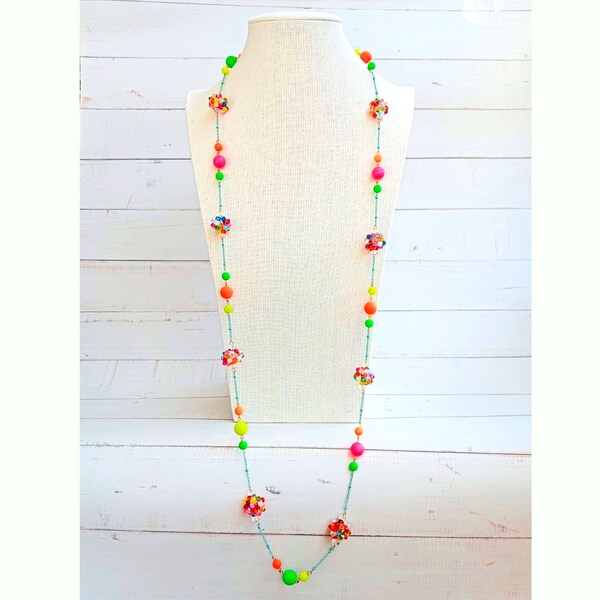 Collier de perles colorées, collier long de perles, cadeau fait main parfait, cadeau fait main, collier lumineux, collier audacieux, collier multicolore