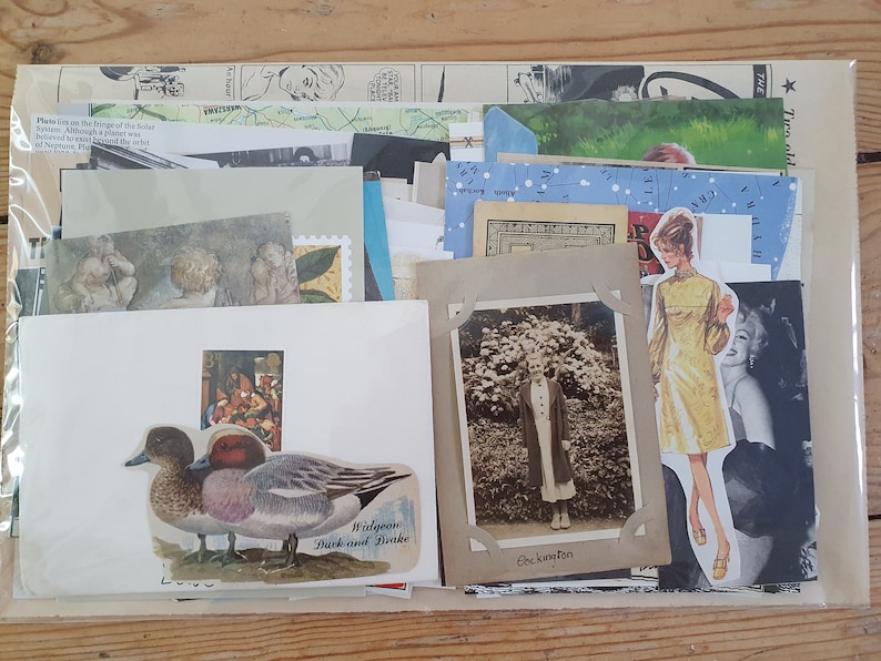 Puede incluir: Una colecci&oacute;n de postales y ef&iacute;meras vintage, que incluye una foto de una ni&ntilde;a en un jard&iacute;n, un dibujo de dos patos y una postal con un dise&ntilde;o de estrella. Las postales est&aacute;n dispuestas sobre una superficie marr&oacute;n.