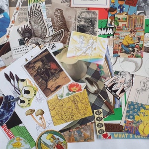 Puede incluir: Una colecci&oacute;n de ef&iacute;meras de papel vintage, que incluye ilustraciones de un p&aacute;jaro, una cuchara, una flor y un hongo. Tambi&eacute;n hay varios textos, incluyendo "The End", "Green No. 7" y "What's Cooking".