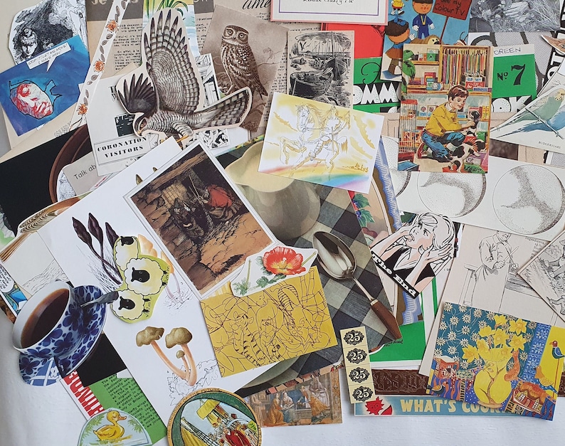 Puede incluir: Una colecci&oacute;n de ef&iacute;meras de papel vintage, que incluye ilustraciones de un p&aacute;jaro, una cuchara, una flor y un hongo. Tambi&eacute;n hay varios textos, incluyendo "The End", "Green No. 7" y "What's Cooking".