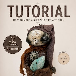 Op de afbeelding: Een handleiding voor een slapende vogelpop met de tekst TUTORIAL HOW TO MAKE A SLEEPING BIRD ART DOLL, VIDEO TUTORIAL 2 H 40 MIN en STEP BY STEP. De pop heeft een gebarsten witte kop, een donkere stoffen muts en houdt een gespikkeld blauw ei vast.