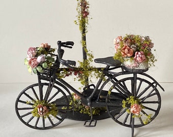 Bicicletta in miniatura da giardino con insegna