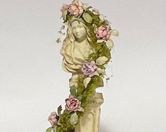 Busto di donna con spirale di fiori