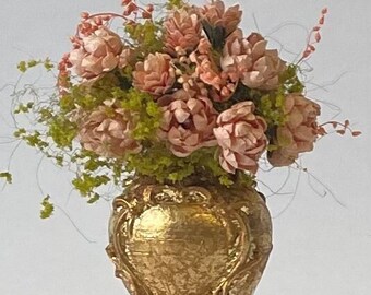 Vaso di fiori rivestito in foglia oro