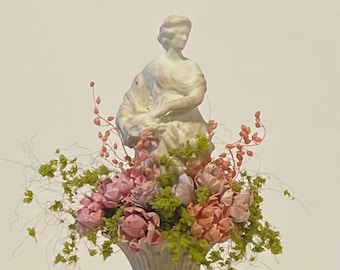 Vaso di fiori con statua