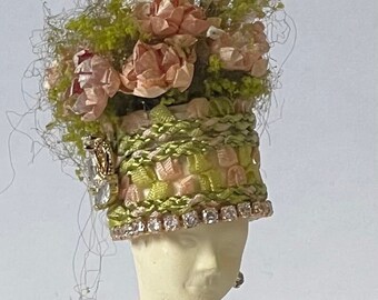 Busto di donna con cappello floreale