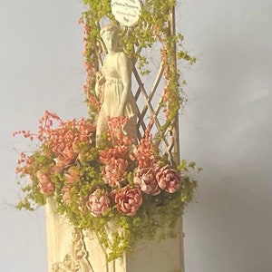 Fioriera Statua Donna Con Uva | Decorazione Giardino E Interno | Vaso In Composito Grigio Pietra - copertina