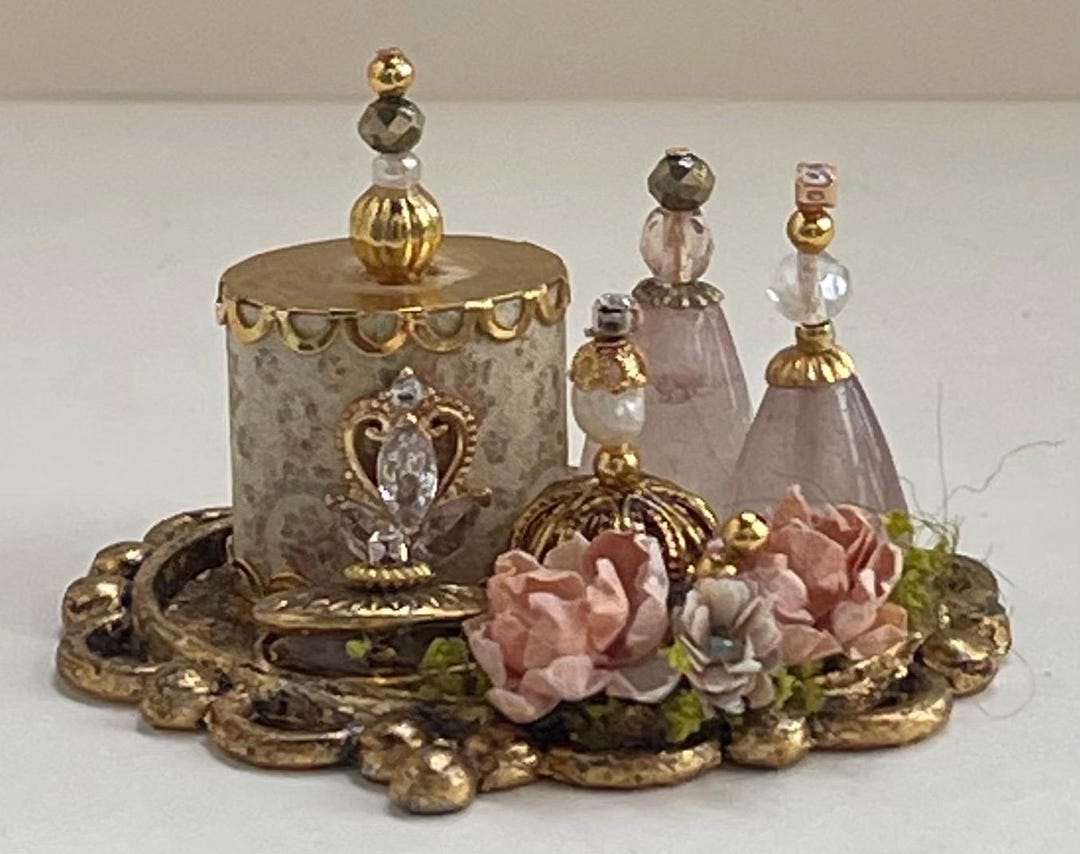 Vassoio Vanità Con Profumi In Miniatura – Scala 1:12 Per Casa Delle Bambole – Colore Rosa, Metallo E Resina