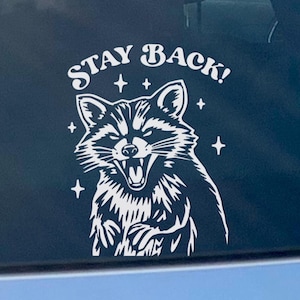 Calcomanía divertida de mapache para ventana de coche: "No te quedes atrás en el tailgating", calcomanías modernas para mujer, accesorios para coche, pegatina de meme de chica salvaje desquiciada.