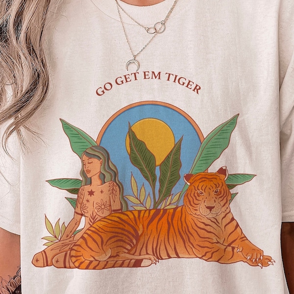 Gehen Sie Em Tiger - Feministisches Shirt | Tiger-Shirt | Retro Ästhetik | Weibliche Energie | Femme Shirt | Ästhetische Kleidung | Tiger Feministisches TShirt