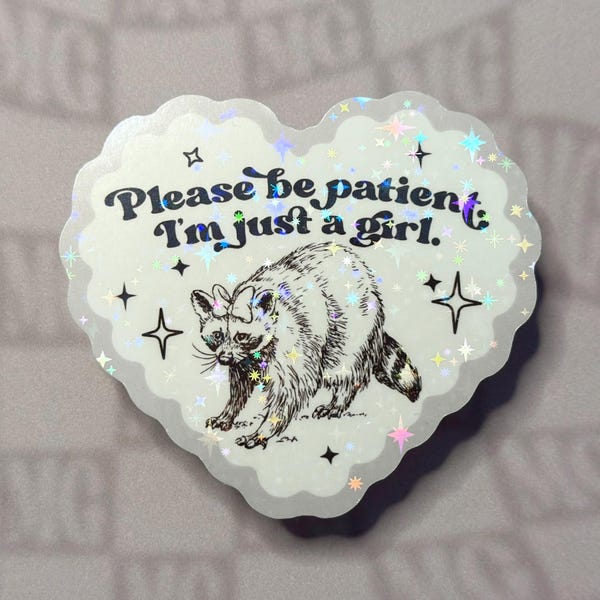Pegatina "Por favor, ten paciencia, soy solo una chica": pegatina de corazón de mapache, arte de coqueta femenina salvaje, calcomanía de vinilo brillante