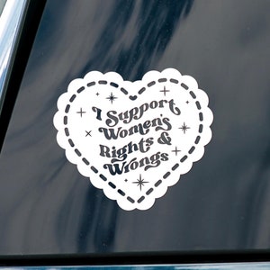 Calcomanía para ventana de coche con corazón "Apoyo los derechos y los errores de las mujeres": calcomanías feministas para mujeres, un regalo divertido y adorable para ella.