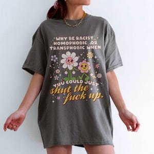 Camiseta "Por qué ser racista" / Divertida camiseta retro estética, feminista, liberal, el amor es amor, izquierdista, LGBT, aliada, antirracista.