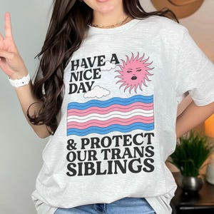 Haben Sie einen schönen Tag und schützen Sie unsere Trans Geschwister Shirt - Trans Ally Shirt | Trans-Shirt | LGBTQ Shirt | Pride Verbündetes Shirt | Aktivist Shirt Bild 2