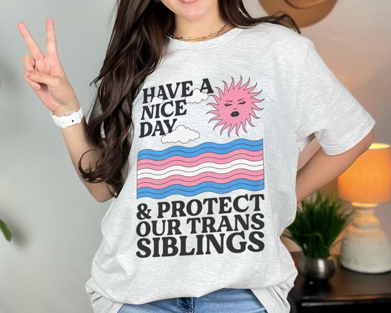 Haben Sie einen schönen Tag und schützen Sie unsere Trans Geschwister Shirt - Trans Ally Shirt | Trans-Shirt | LGBTQ Shirt | Pride Verbündetes Shirt | Aktivist Shirt Bild 2