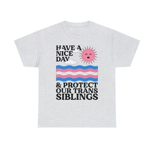 Haben Sie einen schönen Tag und schützen Sie unsere Trans Geschwister Shirt - Trans Ally Shirt | Trans-Shirt | LGBTQ Shirt | Pride Verbündetes Shirt | Aktivist Shirt Bild 6